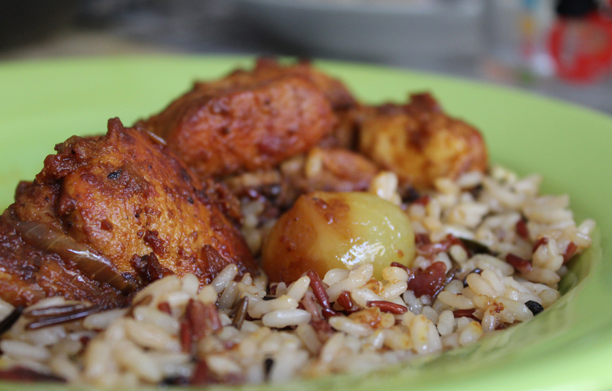 Pollo al curry con arroz y cebolla