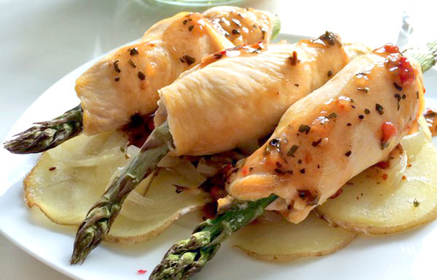 Chicken rolls with green asparagus